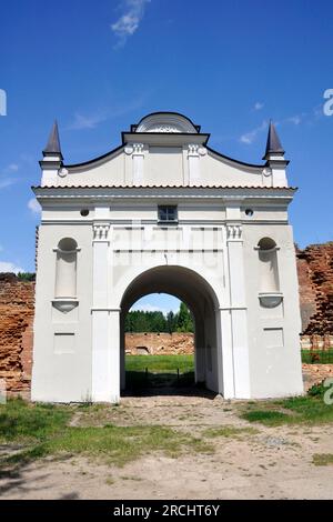 Restauriertes Eingangstor und Überreste der Mauern des Karthuserklosters von 1648-1666 in der Stadt Bereza, Belarus. Stockfoto