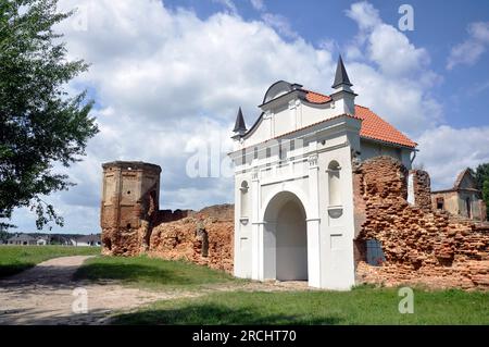 Restauriertes Eingangstor und Überreste der Mauern des Karthuserklosters von 1648-1666 in der Stadt Bereza, Belarus. Stockfoto