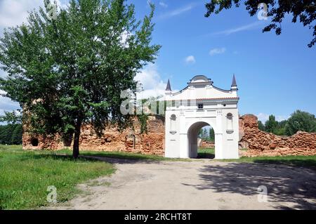 Restauriertes Eingangstor und Überreste der Mauern des Karthuserklosters von 1648-1666 in der Stadt Bereza, Belarus. Stockfoto