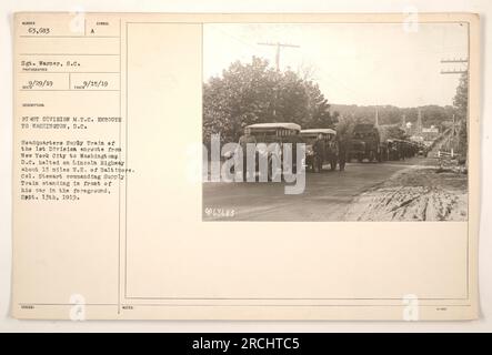 Auf dem Weg von New York City nach Washington, D.C. ist der Hauptlieferzug der 1. Division des Motor Transport Corps (M.T.C.) abgebildet Der Konvoi hält auf dem Lincoln Highway etwa 15 Meilen nordöstlich von Baltimore. Colonel Stewart, der den Versorgungszug befehligt, steht vor seinem Auto im Vordergrund. Das Foto wurde am 13. September 1919 von Sergeant Warner aufgenommen. (Quelle: Fotos der amerikanischen Militäraktionen während des Ersten Weltkriegs) Stockfoto