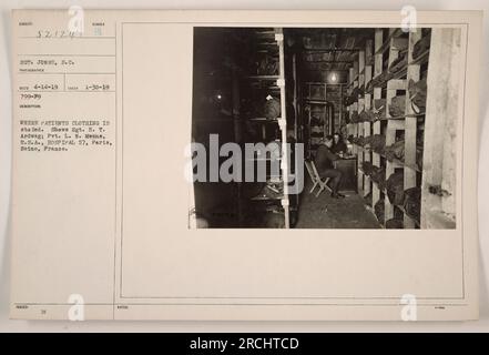 Dieses Foto mit dem Titel "wo die Kleidung des Patienten gelagert wird" zeigt Sergeant H.T. Ardweg und Pvt. L.M. Aus den USA Krankenhaus 57 in Paris, seine, Frankreich. Das Foto wurde am 30. Januar 1919 von Sergeant Jones, S.C. aufgenommen Es erfasst den Bereich, in dem die Kleidung der Patienten im Krankenhaus aufbewahrt wird. Der Beschreibungscode für dieses Bild lautet SUBIECT 52124 SGT. JONES, S.C. FOTOGRAF CD4-14-19 799-99. Stockfoto