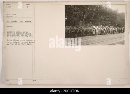 Präsident Wilson überprüft tschechisch-slowakische Truppen in Washington am 18. Juli 1919. Die Truppen werden im Nachhinein vor dem Weißen Haus gesehen. Dieses Bild ist Teil einer Serie, die von S.C. aufgenommen wurde Hitz, ein Fotograf, am 21. Juli 1919. Das Bild hat die Identifikationsnummer 60969 und wurde am 26. Juli 1919 empfangen. Stockfoto