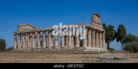 Der Tempel der Athene in Paestum in Kampanien ist ein altgriechischer dorischer Tempel, der um 500 v. Chr. erbaut wurde. Stockfoto