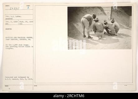 Pvt. A.J. Lubbe nimmt am Maschinengewehrtraining im Camp Hancock in Augusta, GA, Teil. Auf dem Foto sehen Sie Männer, die Einschusslöcher in Zielen auf 1.000 cm Entfernung flicken. Dieses Bild wurde am 2. Oktober 1918 aufgenommen und am 26. September 1918 erhalten. Es wurde zensiert und am 8. Oktober 1918 vom M.I.D.-Zensor veröffentlicht. HINWEISE: ROBYS. Stockfoto