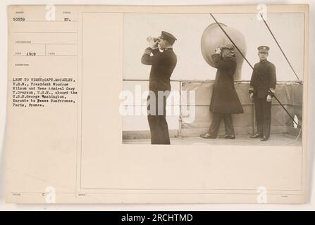 Das ist ein Foto von Präsident Woodrow Wilson an Bord der U.S.S. George Washington, zusammen mit Captain McCauley, U.S. N., und Konteradmiral Cary T. Grayson, U.S.N. Sie sind auf dem Weg zur Friedenskonferenz 1919 in Paris, Frankreich. Dieses Bild trägt die Nummer 50539 und wurde vom Fotografen Reco aufgenommen. Stockfoto