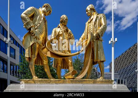 Die Golden Boys Birmingham. Goldene Bronzestatue zum Gedenken an Matthew Boulton, James Watt und William Murdoch von William Bloye, Centenary Square, Großbritannien Stockfoto