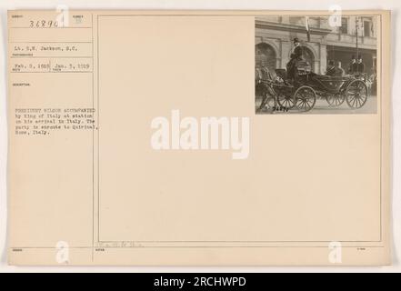 Präsident Wilson und der König von Italien werden während des Besuchs von Präsident Wilson in Italien am 5. Februar 1919 an einem Bahnhof in Italien gesehen. Sie werden von LT. E.N. begleitet Jackson, und sind auf dem Weg zum Quirinal in Rom. Stockfoto