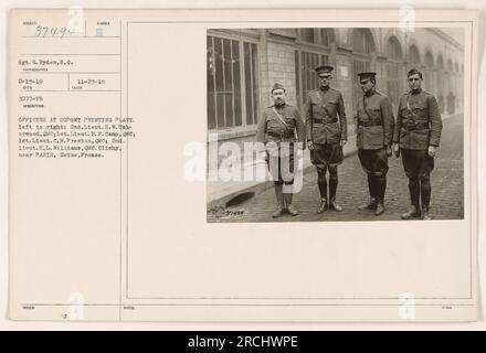 Sergeant G. Ryden vom Signalkorps hat dieses Foto am 13. Februar 1919 gemacht. Es zeigt Offiziere der Dupont-Druckerei in Clichy, bei Paris, Frankreich. Von links nach rechts werden die Offiziere identifiziert als 2. LT. H. W. Ushorwood, QMC; 1. LT. B. F. Camp, MC; 1. LT. C. M. Preston, QMC; und 2. LT. H. L. Williams, QMC. Stockfoto