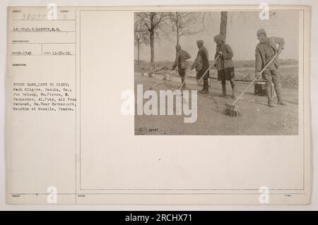 Bildunterschrift: 'Foto aufgenommen am 20. November 1919, zeigt die Bernesourt-Bande, Meurthe et Moselle, Frankreich. Von links nach rechts sehen Sie Mitglieder der Bürstengang: Sach Kilgore, Dacula, G.; Joe Nelson, WM. Pierco, R. Carpenter und Al. Töpfe, alle aus Savanah, Ga - Fotograf: LT. CHAS. R. DARWIN, S.C. (FOTO-ID: 38435)“ Stockfoto