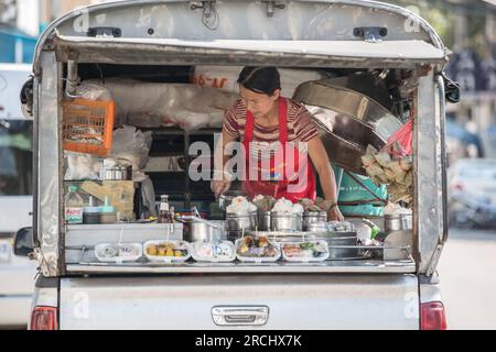 Bangkok, Thailand - 5. Februar 2015: Eine nicht identifizierte Frau, die auf den Straßen von Bangkok, Thailand, Lebensmittel zubereitet und verkauft. Stockfoto