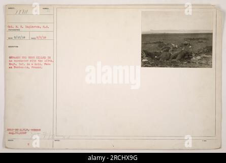 CPL. R. H. Ingleston vom amerikanischen Militär hat am 5. August 1918 in Fere en Tardenois, Frankreich, ein Foto aufgenommen. Das Bild zeigt deutsche Soldaten, die während einer Begegnung mit der Infanterie des 167. Regiments getötet wurden und in einem Loch lagen. Das Foto wurde später von A.R.P. Zensor gehalten und am 24. August 1918 veröffentlicht. Stockfoto