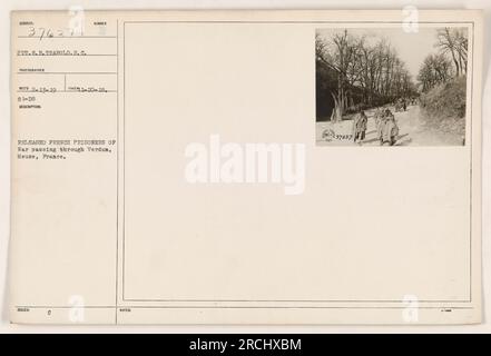 Französische Kriegsgefangene wurden während des Ersten Weltkriegs in Verdun, Maas, Frankreich freigelassen. Dieses Foto (111-SC-37627) zeigt die private Notaufnahme Trabold, ein Fotograf vom Signal Corps, der den Moment am 13. Februar 1919 festgehalten hat. Das Bild wurde auf Filmrolle Nummer 120-18 aufgenommen. Stockfoto