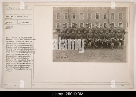 Colonel Louis H. Bash, der Generaladjutant von SOS, mit seinem kommissionierten Personal. (Von links nach rechts): Captain A. C. Saxer, Lieutenant A. D. Everett, Captain A. J. Johnson, Lieutenant C. Anderson, Lieutenant H. Moyse, Lieutenant J. R. Haverty, Captain F. A. Feld, Lieutenant H. Hess, Lieutenant E. C. C. Robinson, Lieutenant J. F. Coads, Lieutenant C. Hall, Lieutenant J. L. Harriman. Sitz: Captain C. R. Tennant, Major R. V. Hiscoe, Major G. Hodges Jr., Major E. L. Jones, Colonel H. D. Mitchell (Adjutant General of S.O.S.), Colonel Louis H. Bash, Lieutenant Colonel M. Carter, Major Stockfoto