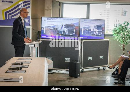 Nicolas Landemard/Le Pictorium - Vorstellung der Beschlagnahmen von Kokain im Hafen von Antwerpen - 12/7/2023 - Belgien/Flandern/Antwerpen - Ausführungen des Finanzministers Vincent Van Peteghem, Und dem Generalverwalter für Zoll und Verbrauchsteuern, Kristian Vanderwaeren, über die Ergebnisse der Beschlagnahmen von Kokain im Hafen von Antwerpen nach den ersten 6 Monaten des Jahres 2023. Der Zoll stellte der Presse auch den Modus operandi für die Kontrolle und Beschlagnahme von Containern vor. Dazu gehören ein Scannerauto und ein Spürhund. Sobald der Container geöffnet wurde, öffnen die Beamten die Beutel oder Kisten nach dem Zufallsprinzip. Wenn Pot Stockfoto