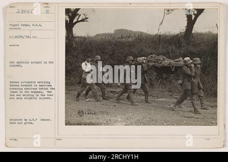 Amerikanische Soldaten eskortieren deutsche Gefangene, die verwundete deutsche Soldaten zu amerikanischen Ankleidestellen hinter den Linien des Argonne-Waldes während des Ersten Weltkriegs trugen Die beiden Männer, die hinten laufen, sind leicht verletzt. Dieses Foto wurde vom Signal Corps in den USA aufgenommen Fotograf Reco am 26. Oktober 1918. Das genaue Veröffentlichungsdatum wird nicht genannt. Stockfoto