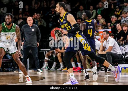 Edmonton, Kanada. 13. Juli 2023. Edmonton Stingers (23) Isiah Osbourne bricht 2023 in der CEBL Season Action Against the Saskatchewan Rattlers ins Netz. Saskatchewan Rattlers 86 - 85 Edmonton Stingers Kredit: SOPA Images Limited/Alamy Live News Stockfoto