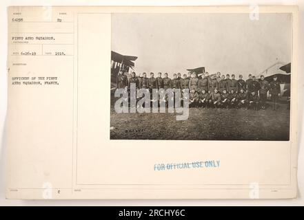 Offiziere der ersten Aero-Staffel in Frankreich. Dieses Foto mit der Nummer NUMOCA 64295 wurde 1918 aufgenommen. Es ist Teil einer Sammlung mit dem Titel „Fotos der amerikanischen Militäraktivitäten während des Ersten Weltkriegs“. Die Informationen über den Fotografen und die Beschreibung des Fotos gingen am 26. Juni 2019 ein. Das Bild zeigt die Offiziere der ersten Aero-Staffel in Frankreich. In der Überschrift wird auch erwähnt, dass das Foto mit C-Hinweisen nur zur amtlichen Verwendung versehen wurde. Stockfoto