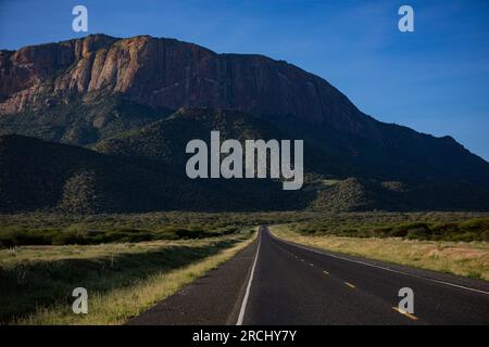 Mt. Ololokwe Samburu Nordkenia der Sacred Table Mountain ein unverwechselbarer flacher Berg mit Blick auf die Samburu-Ebenen im Norden Kenias Stockfoto