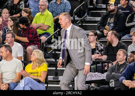 Edmonton, Kanada. 13. Juli 2023. Edmonton Stingers Cheftrainer Jordan Baker spricht das Spiel gegen die Saskatchewan Rattlers an. Saskatchewan Rattlers 86 - 85 Edmonton Stingers (Foto: Ron Palmer/SOPA Images/Sipa USA) Kredit: SIPA USA/Alamy Live News Stockfoto