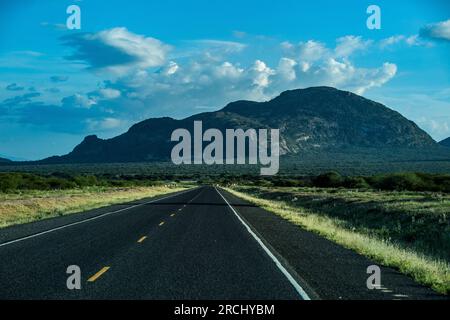 Mt. Ololokwe Samburu Nordkenia der Sacred Table Mountain ein unverwechselbarer flacher Berg mit Blick auf die Samburu-Ebenen im Norden Kenias Stockfoto