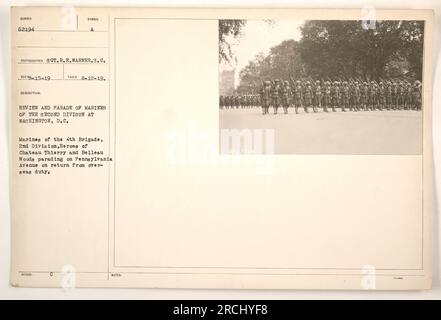 Marines der 4. Brigade, 2. Division, die entscheidende Rollen bei Chateau Thierry und Belleau Woods gespielt hatten, nahmen an einer Rezension und Parade in Washington, DC, Teil. Das Foto wurde am 12. August 1919 aufgenommen und zeigt die Marines, die nach ihrer Rückkehr aus dem Auslandsdienst auf der Pennsylvania Avenue marschieren. Das Bild ist in der Fotografie der amerikanischen Militäraktionen während des 1. Weltkriegs als Nummer 62194 gekennzeichnet und wurde von Sergeant R. E. Warner aufgenommen. Stockfoto