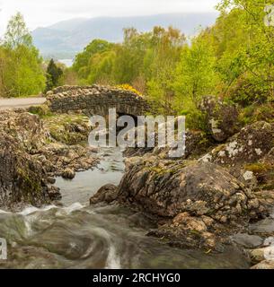 Ashness Bridge in der Nähe von Keswick im Seengebiet Cumbria Nordost England UK Stockfoto