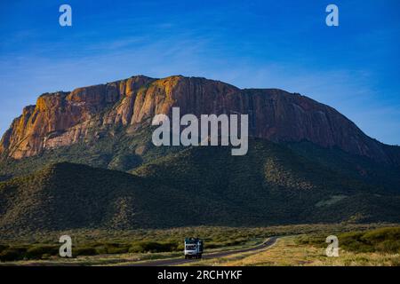 Mt. Ololokwe Samburu Nordkenia der Sacred Table Mountain ein unverwechselbarer flacher Berg mit Blick auf die Samburu-Ebenen im Norden Kenias Stockfoto