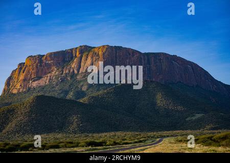 Mt. Ololokwe Samburu Nordkenia der Sacred Table Mountain ein unverwechselbarer flacher Berg mit Blick auf die Samburu-Ebenen im Norden Kenias Stockfoto