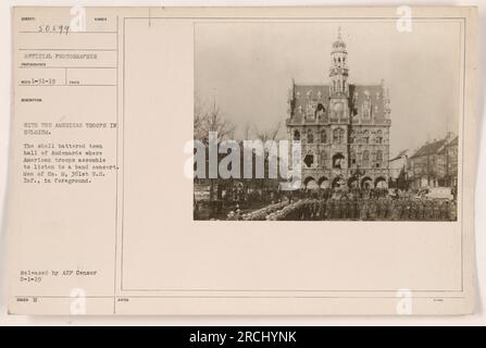 Amerikanische Truppen versammeln sich in der von Granaten zerstoßenen Stadthalle von Audenarde in Belgien, um ein Konzert zu hören. Männer von Co M, 361. US-Dollar INF., werden im Vordergrund angezeigt. Foto eines offiziellen Fotografen vom 31. Januar 1919, veröffentlicht vom AEF-Censor am 1. Februar 1919. Stockfoto