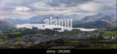 Die Aussicht auf Keswick und derwentwater vom Gipfel von Latrigg im Seebezirk Cumbria Nordost England Großbritannien Stockfoto