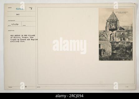 Die Kirche im Dorf Chivres, Frankreich, wurde am 12. Mai 1919 fotografiert und zeigt umfangreiche Schäden, die durch die französischen und englischen Artilleriebeschüsse während des Ersten Weltkriegs verursacht wurden. Das Bild wurde von der G-2 aufgenommen und ist Teil einer Sammlung, die amerikanische Militäraktionen während des Krieges dokumentiert. Die Zerstörung der Kirche ist offensichtlich, mit Schutt und Schutt um das Gebäude. Stockfoto