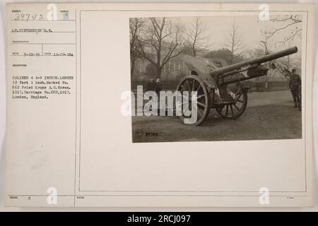 Leutnant Sintzenich ist auf diesem Foto zu sehen. Das Bild zeigt Details zu einem militärischen Artilleriestück, Kaliber 4 1-8 Zoll, 12 Fuß 1 Zoll, gekennzeichnet mit Nr. 662 Fried Krupp A. G. Essen. (1917) der Wagen trägt die Aufschrift Nr. 662, hergestellt 1917 in London, England. Das Foto wurde am 22. November 1918 aufgenommen, wie vom Fotografen RECO am 12. März 1919 aufgenommen. In den Erläuterungen wird auch die Referenznummer 39742 genannt. Stockfoto