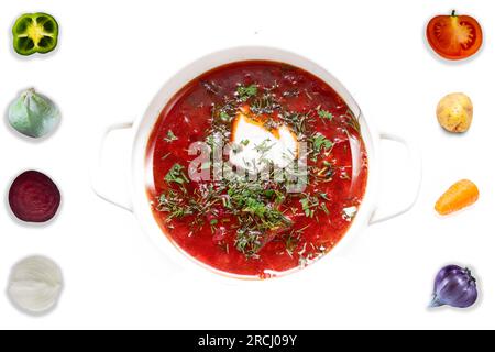 Rote-Bete-Suppe, Borscht. Schüssel mit leckerem Borscht und Zutaten auf hellem Hintergrund. Stockfoto