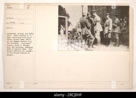 Generalmajor W.G. Haan spricht mit Major Lobez, dem Leiter der französischen Mission mit der 32. Division. Oberstleutnant Allan L. Briggs, G-3 der 32. Division, steht hinter General Haan. Diese Interaktion fand am 30. Mai 1918 in Massavaux, Elsass, statt. Die französischen Offiziere sind Teil der französischen Mission im Elsass. (Symbol: EU MASSAVAUX, ELSASS, 30. Mai 1918) Stockfoto