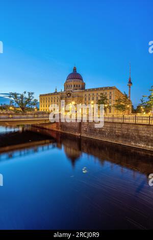 Der rekonstruierte Berliner Stadtpalast und der berühmte Fernsehturm nach Sonnenuntergang Stockfoto