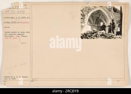 Foto einer Kirche in Luey, Frankreich, verwüstet vom Granatfeuer im Ersten Weltkrieg. Trotz der Zerstörung bleibt das Kruzifix in der Kirche unberührt. Aufgenommen am 21. Juli 1918 von Sergeant A. C. Duff, wurde das Bild von der A.E.F. geprüft Zensor und ausgestellt von C. Vaus am 6. August 1918." Stockfoto