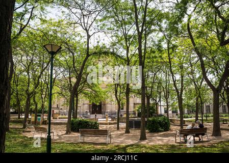 Kardinalsplatz Wyszynski und die Kirche unserer Muttergottes der Arbeit, Paris, Frankreich Stockfoto