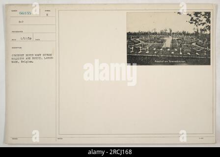 Deutscher Soldatenfriedhof in Langemark, Belgien, wo viele deutsche Soldaten aus dem Ersten Weltkrieg begraben sind. Der Friedhof ist bekannt als Friedhof am Torenwäldchen 3 und ist eine feierliche Erinnerung an das Leben, das während des Krieges verloren ging. Bild Nummer 66135 wurde vom G-2-Fotografen aufgenommen und am 5./12./19 empfangen. Stockfoto