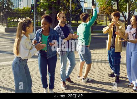 Lustige beste Freunde sind Spaß haben, herumalbern und lachen, während sie durch die Straßen der Stadt spazieren. Stockfoto