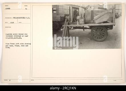 Dieses Foto der Sammlung American Military Activities during World war One zeigt Soldaten in Camp Holabird, Maryland im Jahr 1918. Sie werden gesehen, wie sie Kraftfahrzeuge für den Versand ins Ausland verpacken. Das Bild zeigt die vordere linke Seite eines Lkws mit Merkmalen wie Tank, Rahmen, Sitz und Motorhaube. Stockfoto