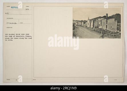 Das Bild zeigt eine Straße in der Stadt Beauclair, Frankreich während des Ersten Weltkriegs. Die Straße ist gesäumt mit zerstörten Häusern, die die Zerstörung durch den Krieg zeigen. Das Foto wurde am 12. Mai 1919 von einem nicht identifizierten Fotografen aufgenommen. Stockfoto