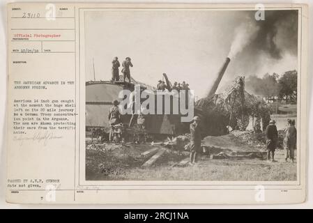 Amerikanische Soldaten schützen ihre Ohren vor lautem Lärm, während eine 14 cm große Pistole eine Hülle auf einen deutschen Truppenschwerpunkt in der Argonne-Region während des Ersten Weltkriegs abfeuert. Dieses Foto zeigt den Moment, in dem die Shell gestartet wird. Offizielles Foto, aufgenommen vom offiziellen Fotografen, erhalten am 10/25/18. Stockfoto