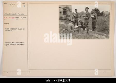 Gruppe von Stabsoffizieren in der Sprechstunde während eines Fakturierungskurses. Foto aufgenommen in Anacostia, D.C. am 12. September 1918. Dieses Bild zeigt die Ausbildungsaktivitäten des amerikanischen Militärpersonals während des Ersten Weltkriegs. Stockfoto