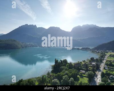 Sonnenaufgang am frühen Morgen über dem Lake Annecy France Stockfoto
