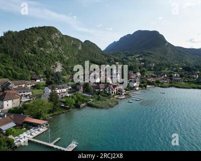 Dorf Duingt östliches Ufer des Lake Annecy, französische Drohne, Luftfahrt, Aussicht Stockfoto