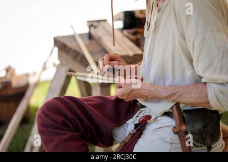 Handgefertigte Pfeilfletschungen, Freeman von Gwent Re-Enenactment Group im St. Davids Bishops Palace Pembrokeshire Stockfoto