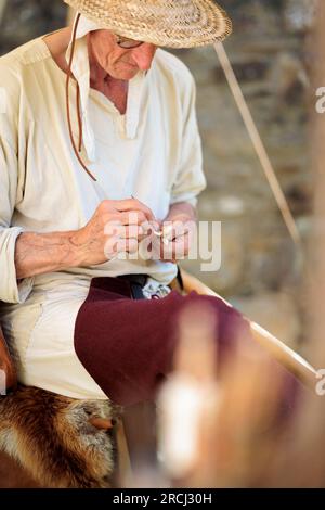 Handgefertigte Pfeilfletschungen, Freeman von Gwent Re-Enenactment Group im St. Davids Bishops Palace Pembrokeshire Stockfoto