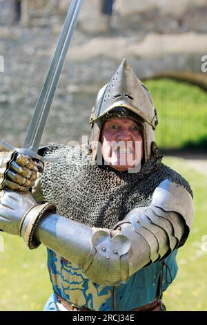 Ein Ritter in Rüstung, Freeman von Gwent Re-Enenactment Group im St. Davids Bishops Palace Pembrokeshire Stockfoto