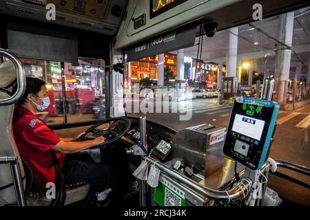 Guangzhou, China. 12. Juli 2023. Ein Busfahrer fährt nachts in Guangzhou. (Foto: Michael Ho Wai Lee/SOPA Images/Sipa USA) Guthaben: SIPA USA/Alamy Live News Stockfoto