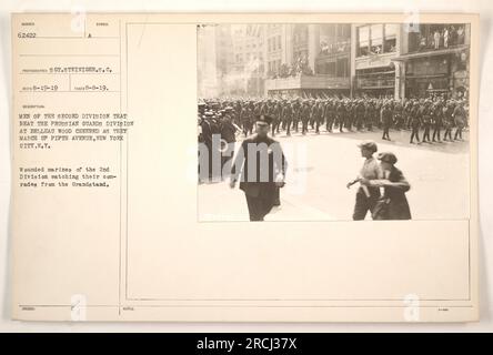 Männer der Zweiten Division, die gegen die Preußische Garde in Belleau Wood siegten, können gesehen werden, wie sie die Fifth Avenue in New York City hochmarschieren. Verletzte Marines aus der 2. Division beobachten ihre Kameraden aus der Tribüne. Das Foto wurde von Sergeant Steiniger am 19. August 1919 aufgenommen, mit dem Symbol am 8. August 1919. Das Bild bietet einen Einblick in die Feier und Anerkennung der Leistung der Second Division. Stockfoto